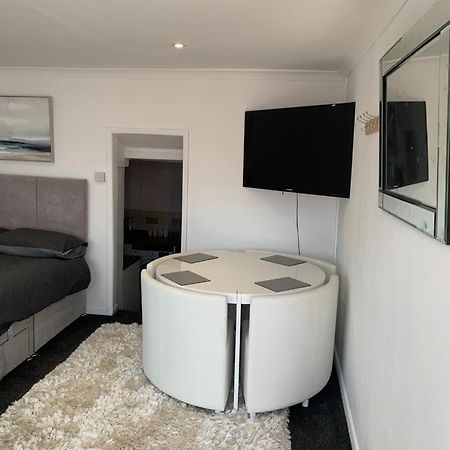 Beautiful Studio Apartment Milford Haven Exterior photo
