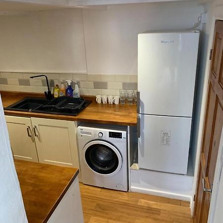 Beautiful Studio Apartment Milford Haven Exterior photo