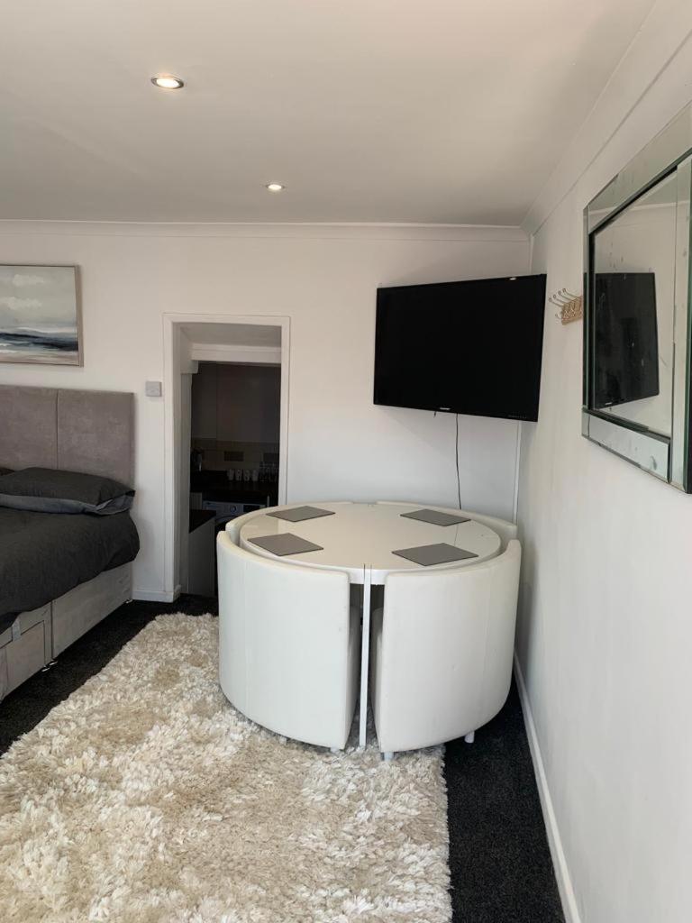 Beautiful Studio Apartment Milford Haven Exterior photo