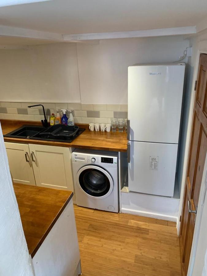 Beautiful Studio Apartment Milford Haven Exterior photo