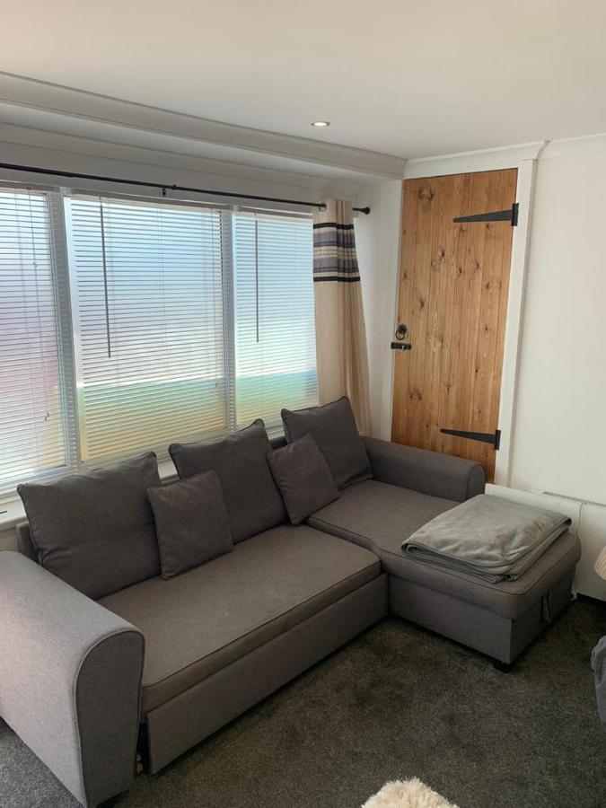 Beautiful Studio Apartment Milford Haven Exterior photo