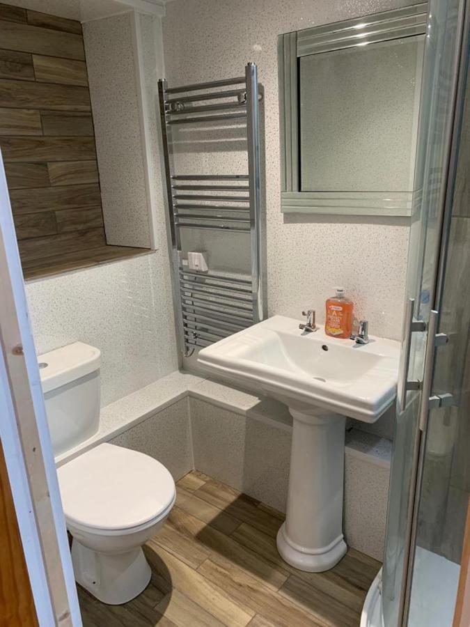 Beautiful Studio Apartment Milford Haven Exterior photo