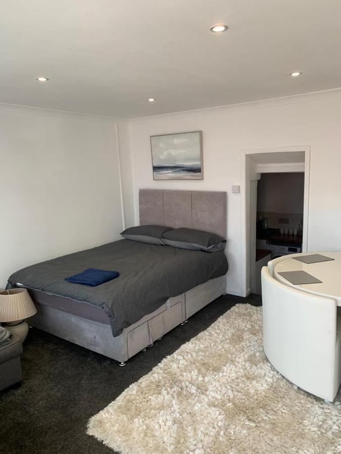 Beautiful Studio Apartment Milford Haven Exterior photo
